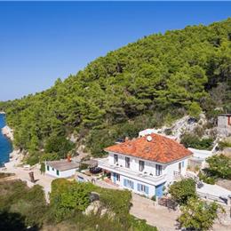 6 Bedroom villa with infinity pool set in a stunning bay near Hvar town on Hvar Island sleeps 10-12